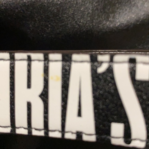 Victoria Secret purse can wear around your waist or shoulder - Picture 10 of 10